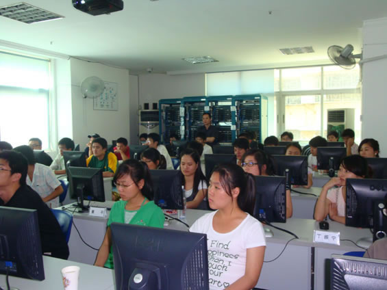 厦门软件学院学生在微思网络参观学习
